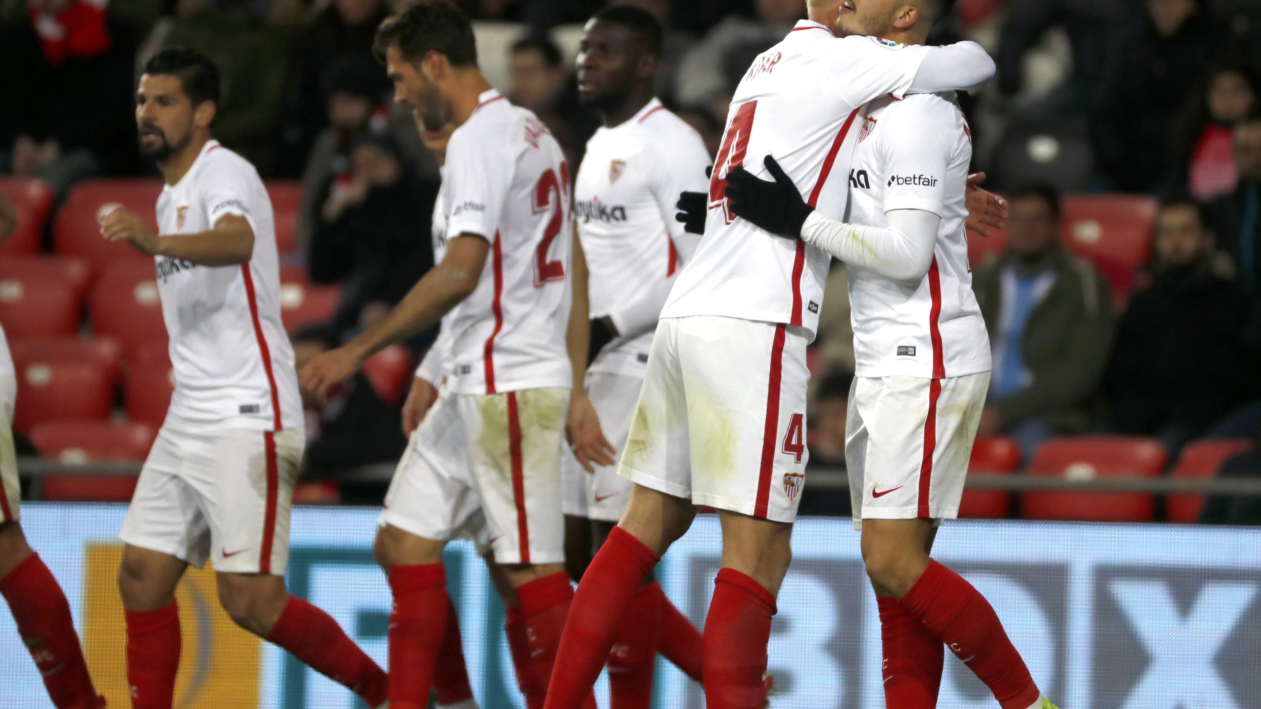 André Silva celebra el 1-2 en San Mamés