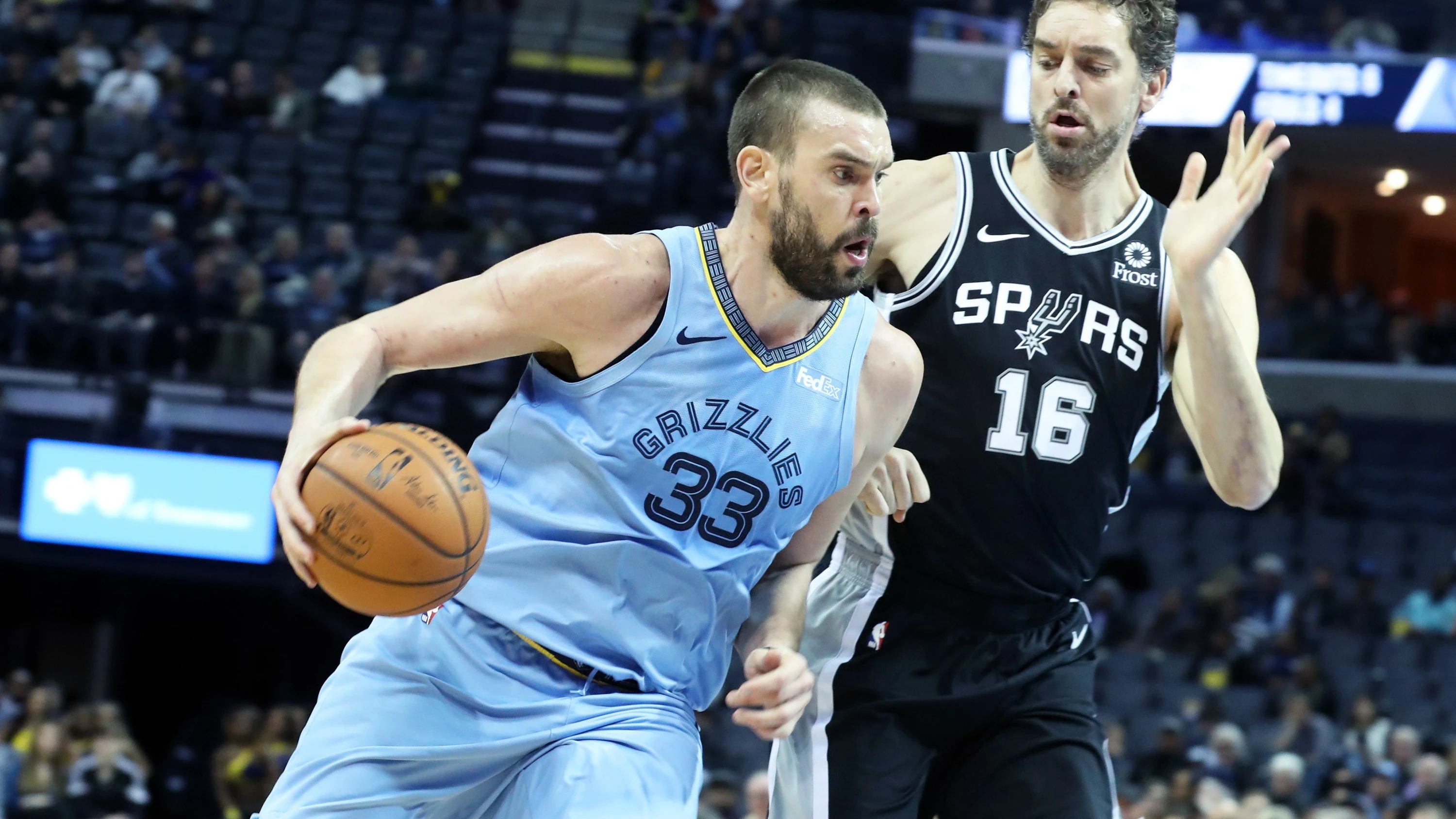 Marc Gasol entra a canasta ante la defensa de su hermano Pau