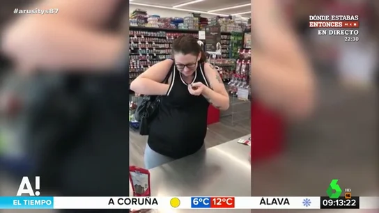 Una mujer saca a unas ratas de su sujetador Una mujer saca a unas ratas de su sujetador