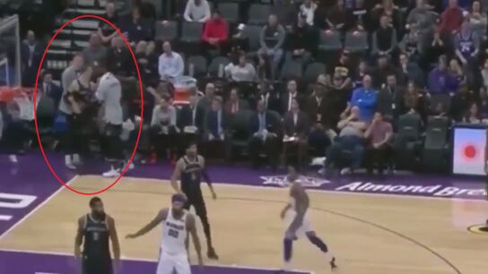 Luke Kennard, encar&aacute;ndose con sus entrenadores