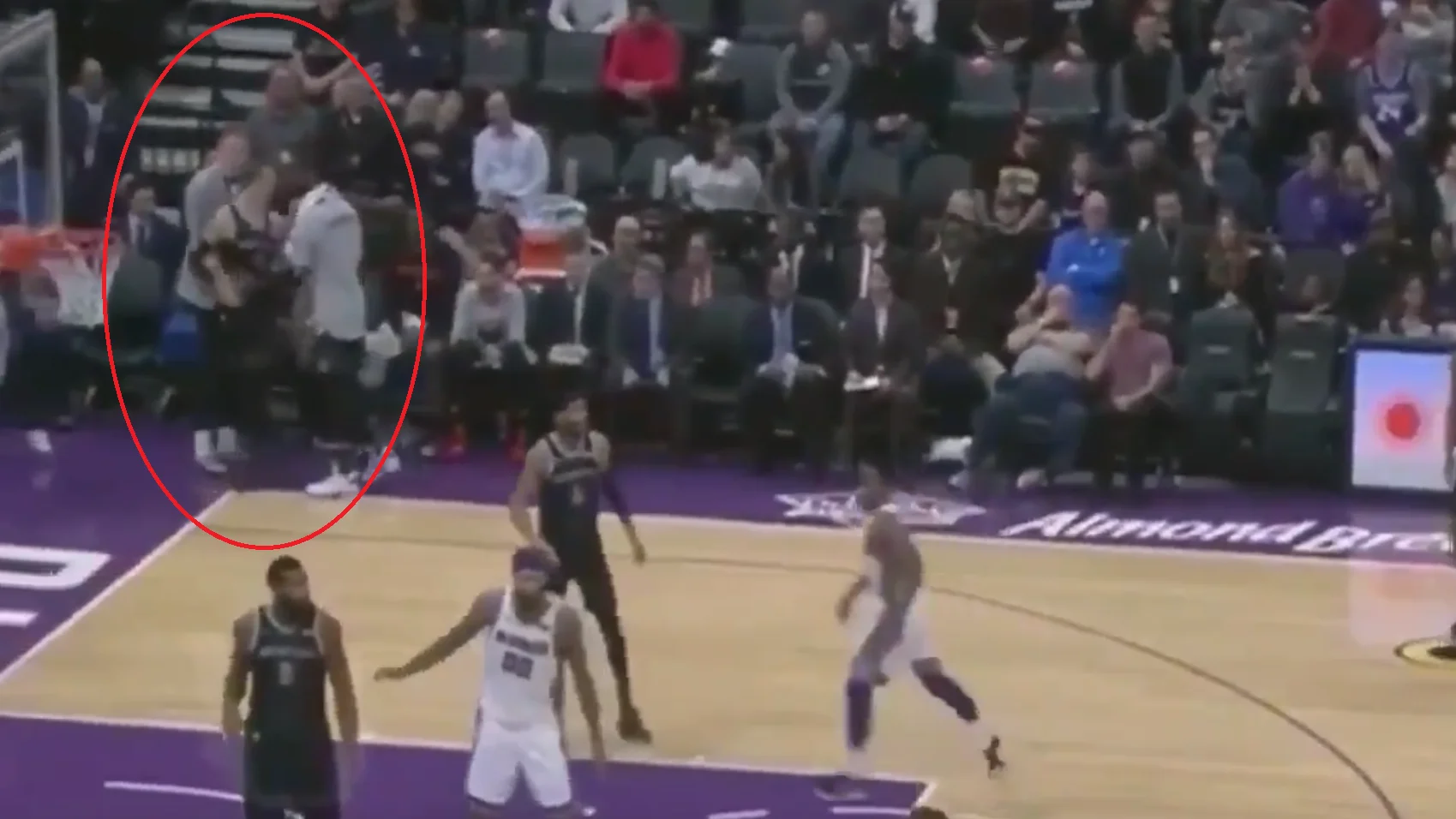 Luke Kennard, encarándose con sus entrenadores Luke Kennard, encarándose con sus entrenadores