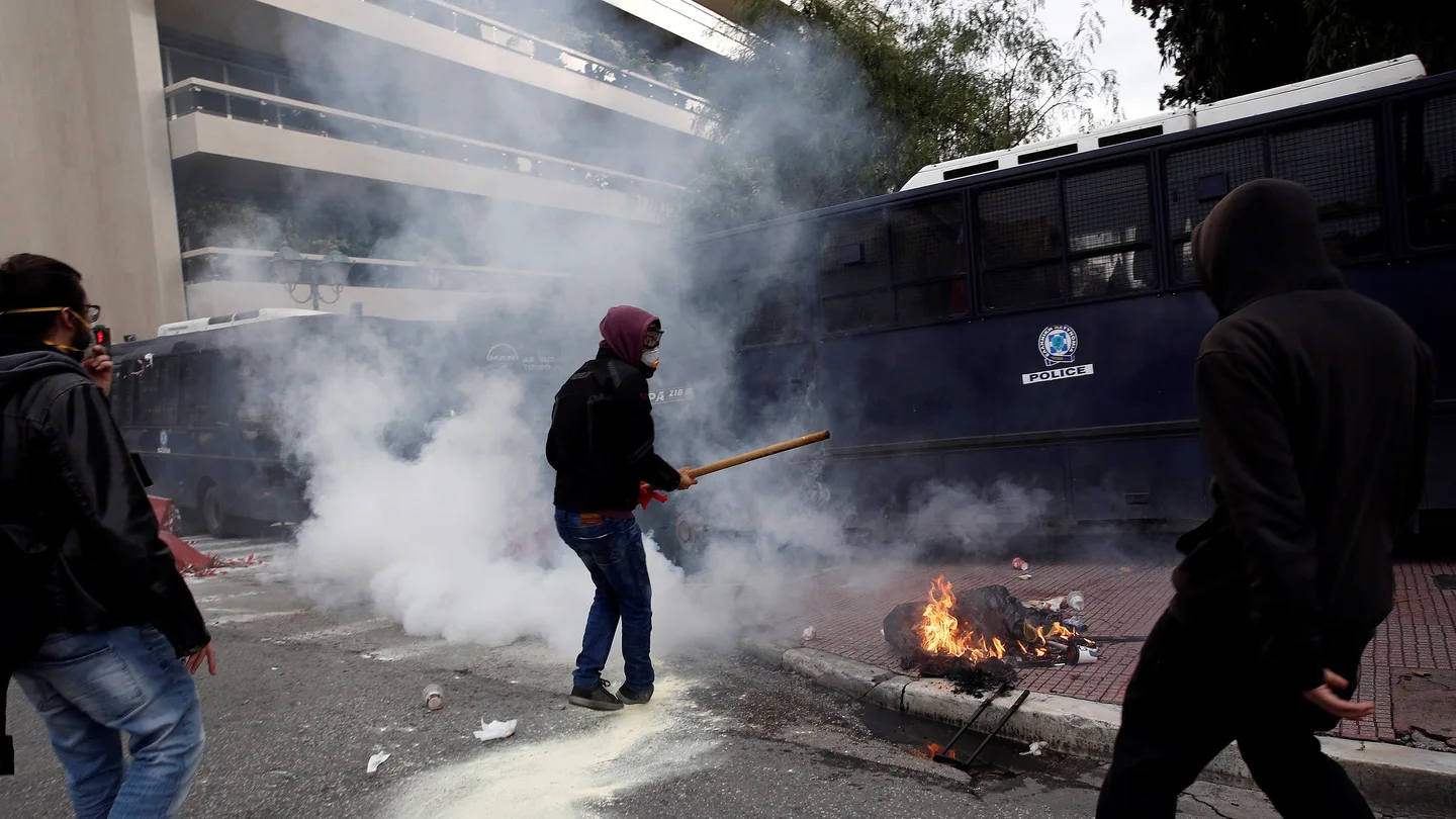 Varios profesores se enfrentan a la policía antidisturbios Varios profesores se enfrentan a la policía antidisturbios