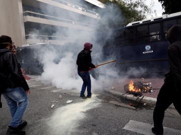 Varios profesores se enfrentan a la policía antidisturbios Varios profesores se enfrentan a la policía antidisturbios