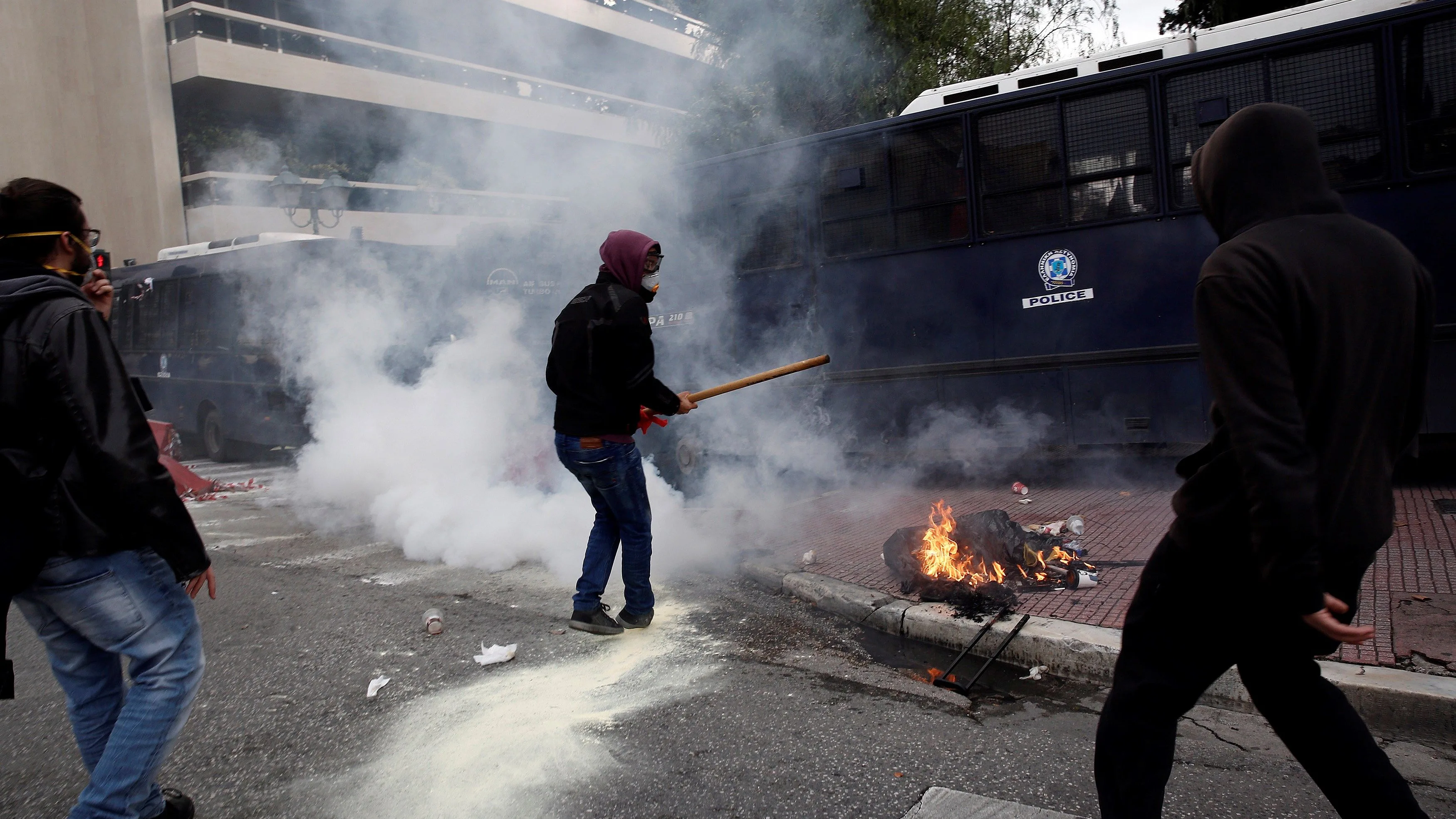 Varios profesores se enfrentan a la policía antidisturbios