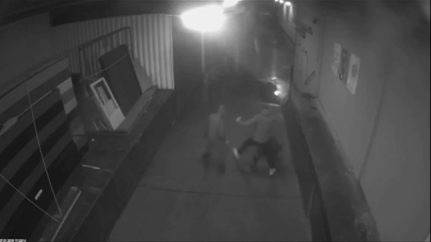 La Policía difunde el vídeo de la brutal paliza al líder del partido de ultraderecha Alternativa para Alemania La Policía difunde el vídeo de la brutal paliza al líder del partido de ultraderecha Alternativa para Alemania
