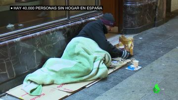 En soportales y con muchas mantas: así han pasado la noche más fría del año las 40.000 personas que viven en la calle en España
