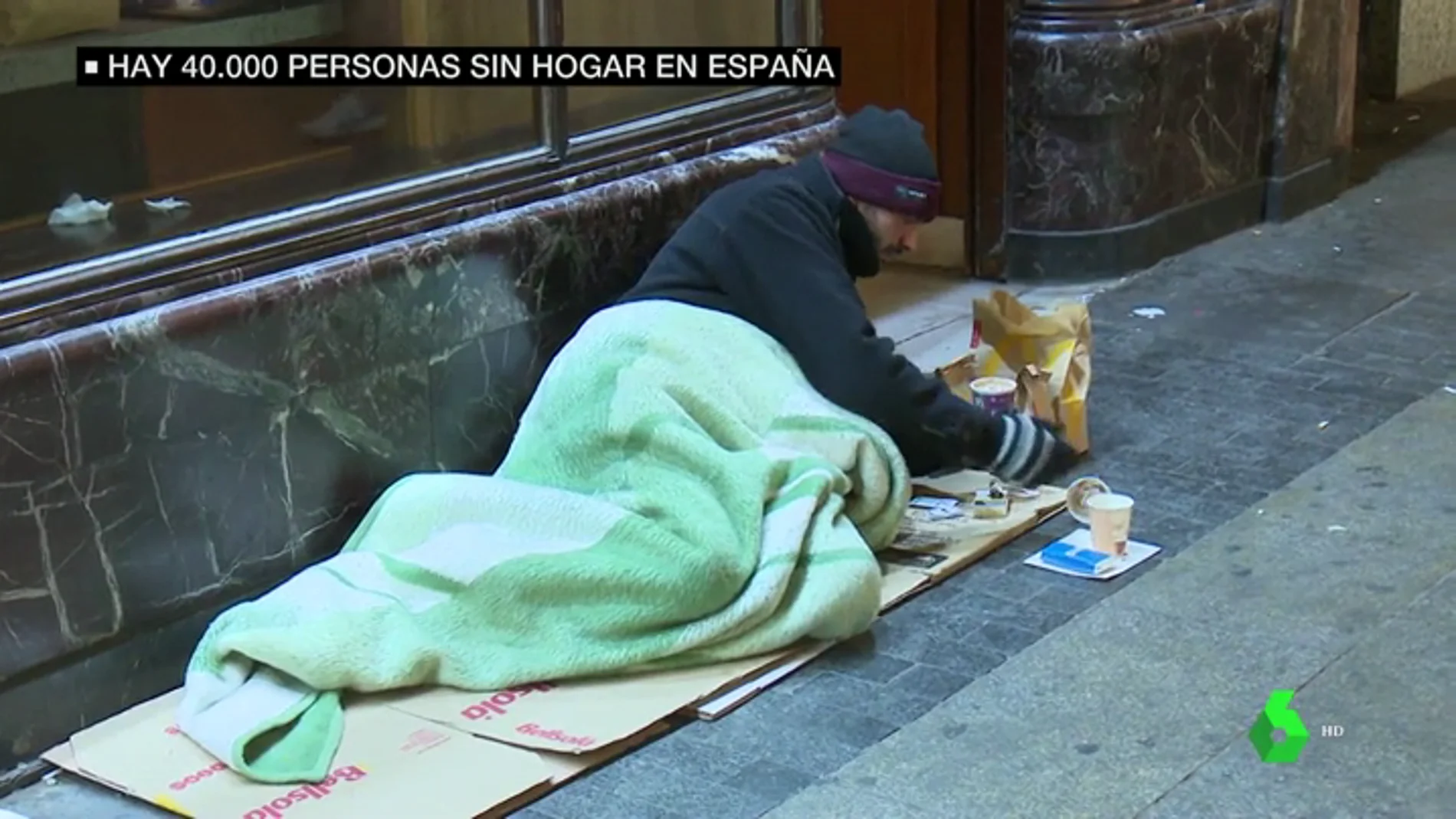 En soportales y con muchas mantas: así han pasado la noche más fría del año las 40.000 personas que viven en la calle en España