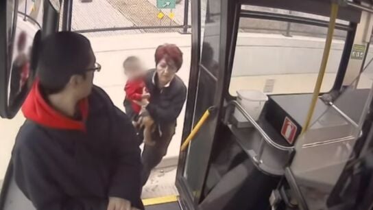 La conductora metiendo al peque&ntilde;o en el autob&uacute;s