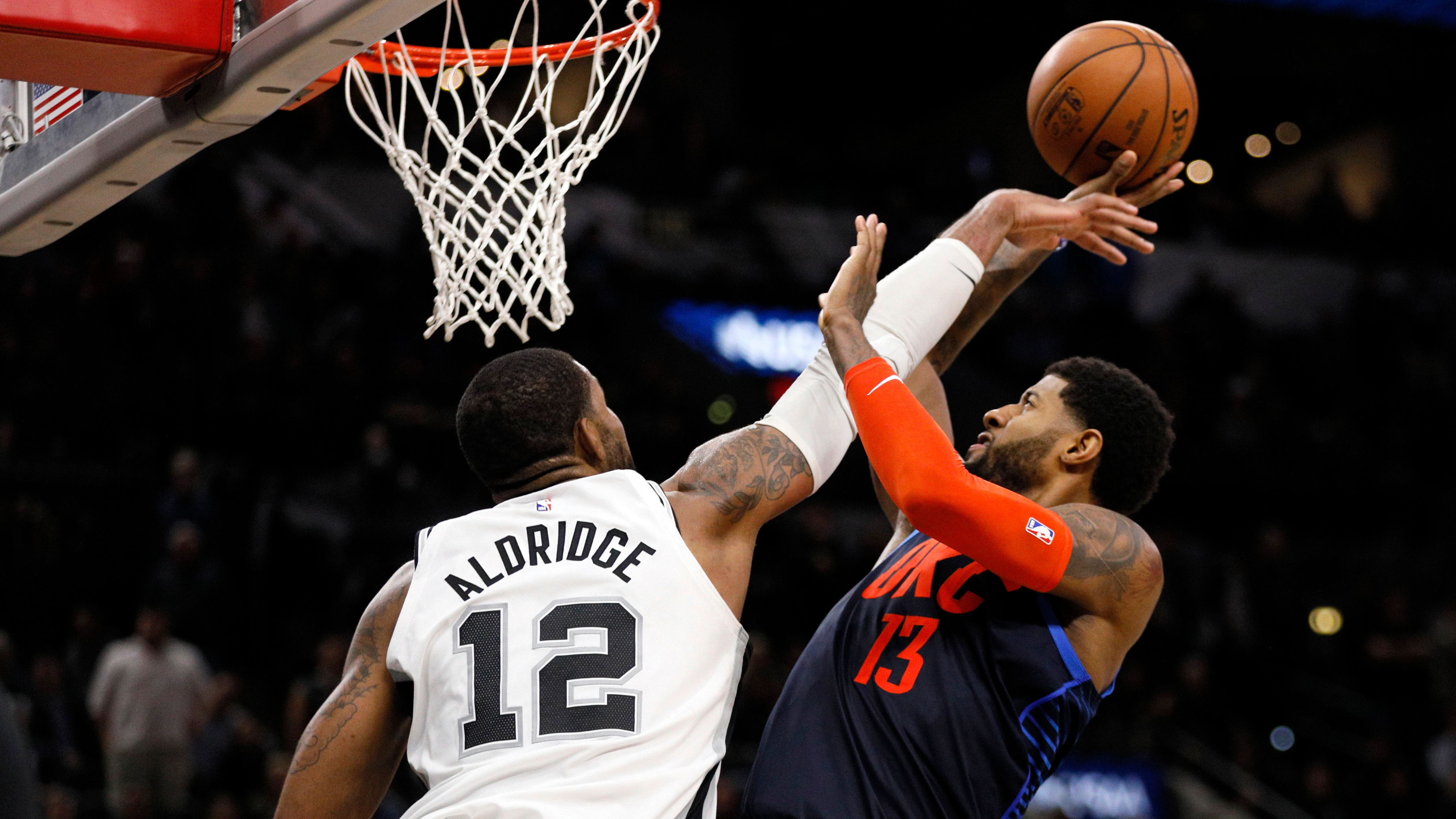 LaMarcus Aldridge tapona a Paul George