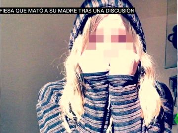 La menor detenida en Banyoles por degollar a su madre. La menor detenida en Banyoles por degollar a su madre.