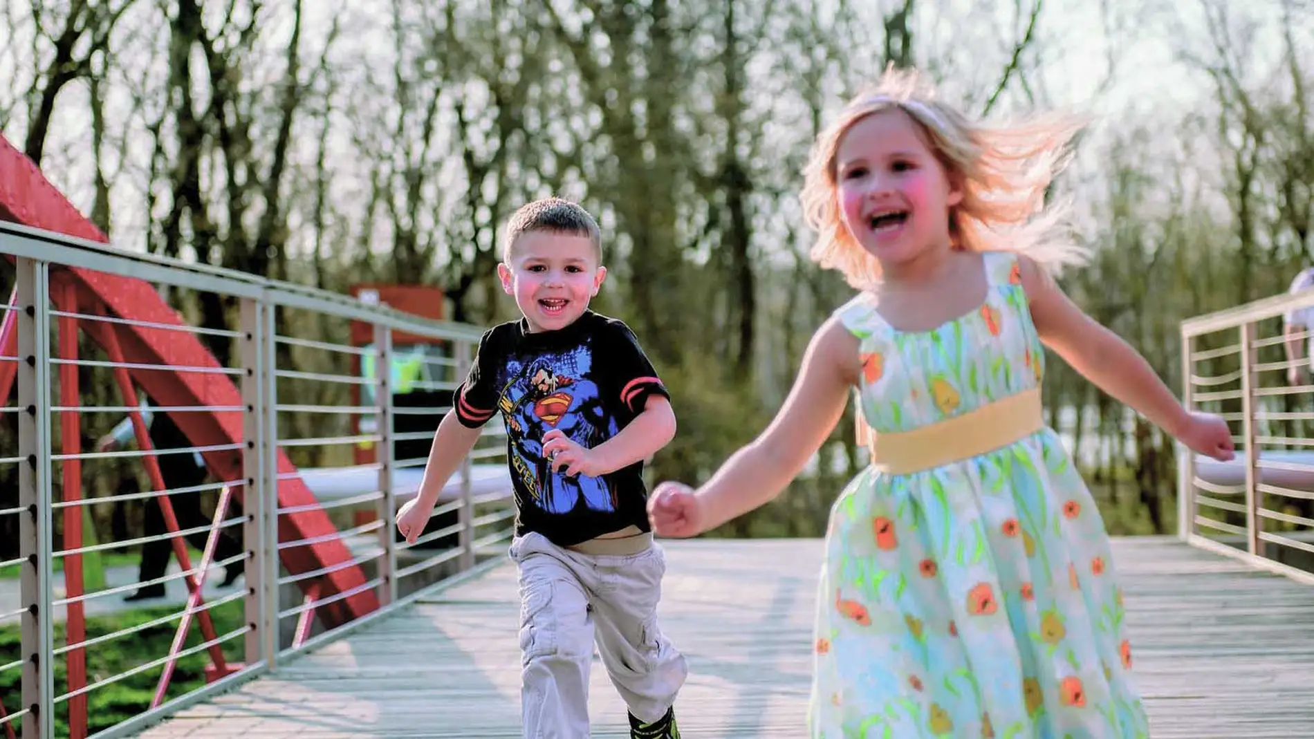 niños corriendo por un parque