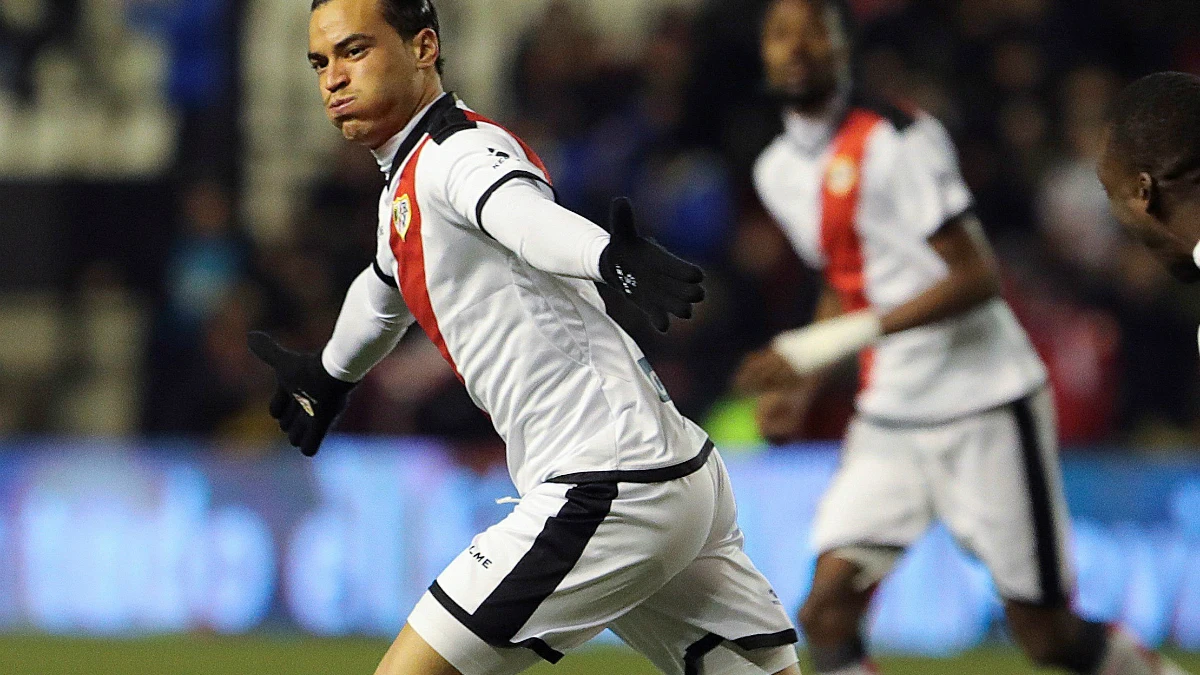 Raúl de Tomás celebra un gol con el Rayo