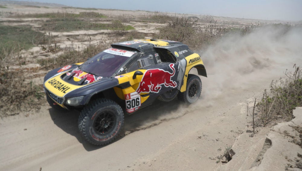 Loeb, en una etapa del Dakar