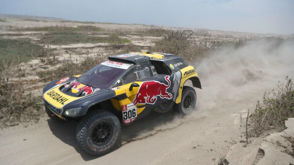 Loeb, en una etapa del Dakar