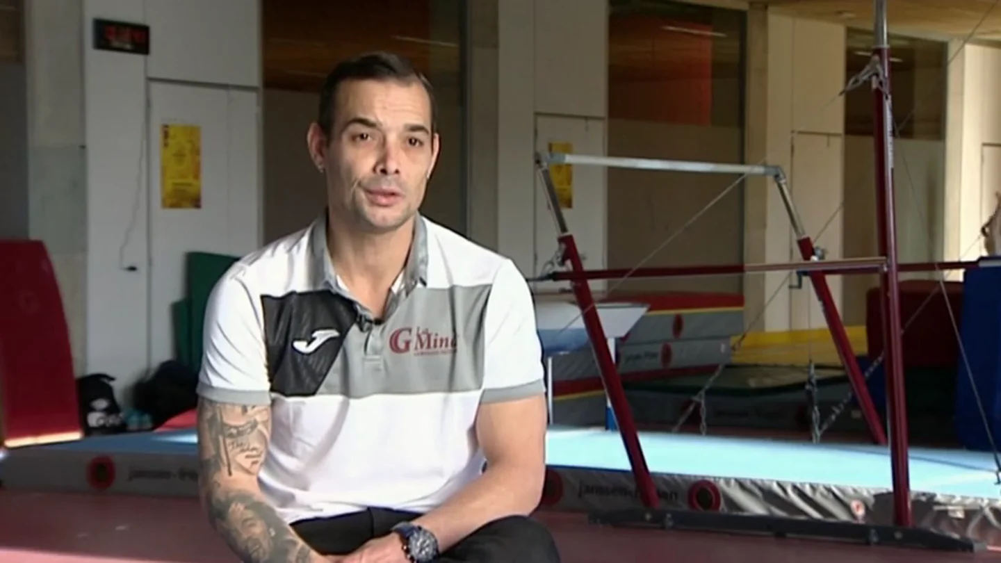 La dedicación del gimnasta Gervasio Deffer por La Mina: "Qué mejor lugar que trabajar en un gimnasio de un barrio estigmatizado por la marginalidad" La dedicación del gimnasta Gervasio Deffer por La Mina: "Qué mejor lugar que trabajar en un gimnasio de un barrio estigmatizado por la marginalidad"
