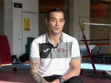 La dedicación del gimnasta Gervasio Deffer por La Mina: "Qué mejor lugar que trabajar en un gimnasio de un barrio estigmatizado por la marginalidad" La dedicación del gimnasta Gervasio Deffer por La Mina: "Qué mejor lugar que trabajar en un gimnasio de un barrio estigmatizado por la marginalidad"