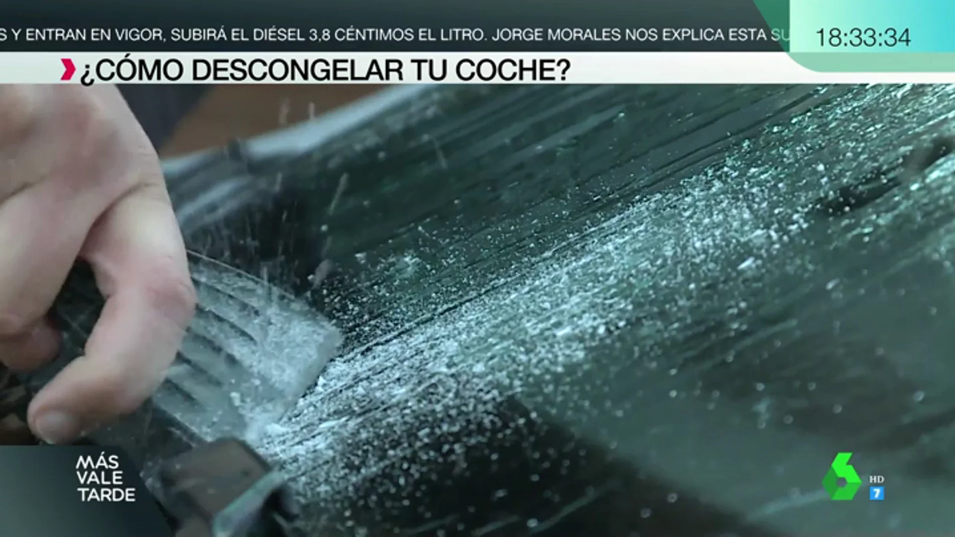 No usar agua caliente ni rascar el hielo con una cuchilla: un experto nos enseña a descongelar la luna del coche