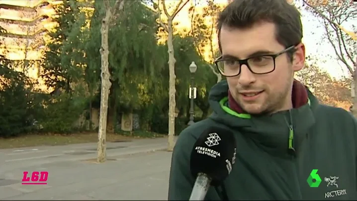 La afición del Barcelona defiende el 'teatro' de Busquets: "Si el árbitro se lo cree..." La afición del Barcelona defiende el 'teatro' de Busquets: "Si el árbitro se lo cree..."