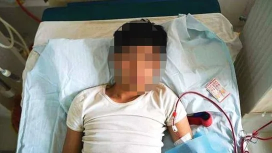 Xiao Wang recibe atención médica en la cama. Xiao Wang recibe atención médica en la cama.