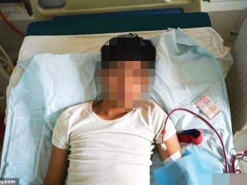 Xiao Wang recibe atención médica en la cama. Xiao Wang recibe atención médica en la cama.