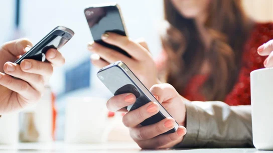 Usuarios con sus móviles Usuarios con sus móviles