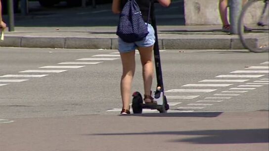Ciudadano en un patinete