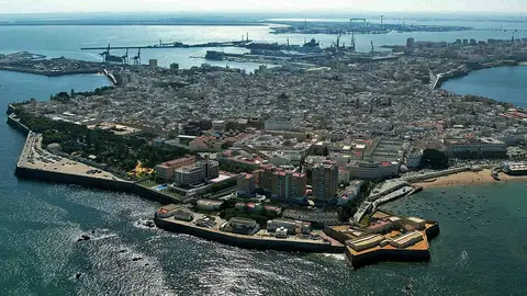 Vista aérea de la ciudad de Cádiz. Vista aérea de la ciudad de Cádiz.
