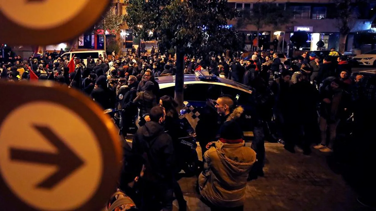 400 personas boicoteando un acto de Vox en Barcelona 400 personas boicoteando un acto de Vox en Barcelona