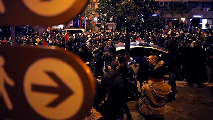 400 personas boicoteando un acto de Vox en Barcelona