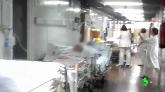 Imagen del pasillo del Hospital con las camas de los pacientes Imagen del pasillo del Hospital con las camas de los pacientes