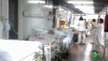 Imagen del pasillo del Hospital con las camas de los pacientes