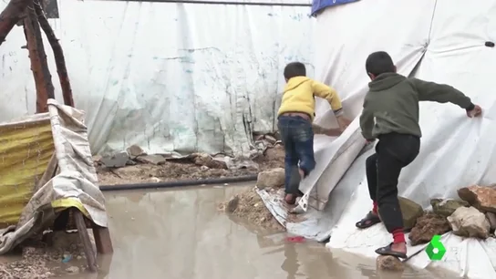 Imagen de niños en un campo de refugiados Imagen de niños en un campo de refugiados