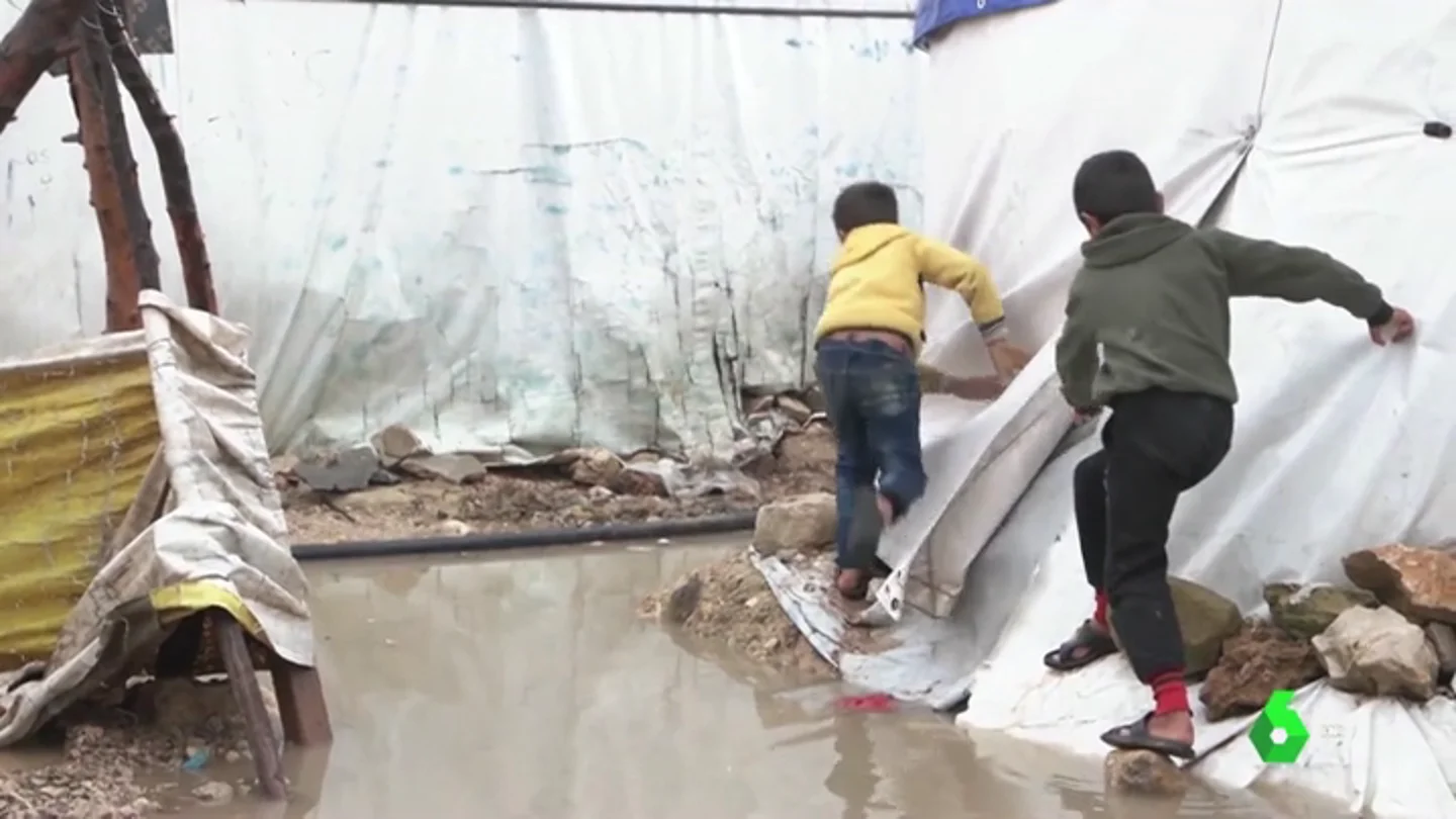 Imagen de niños en un campo de refugiados Imagen de niños en un campo de refugiados