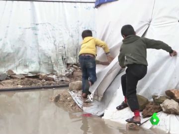 Imagen de niños en un campo de refugiados Imagen de niños en un campo de refugiados