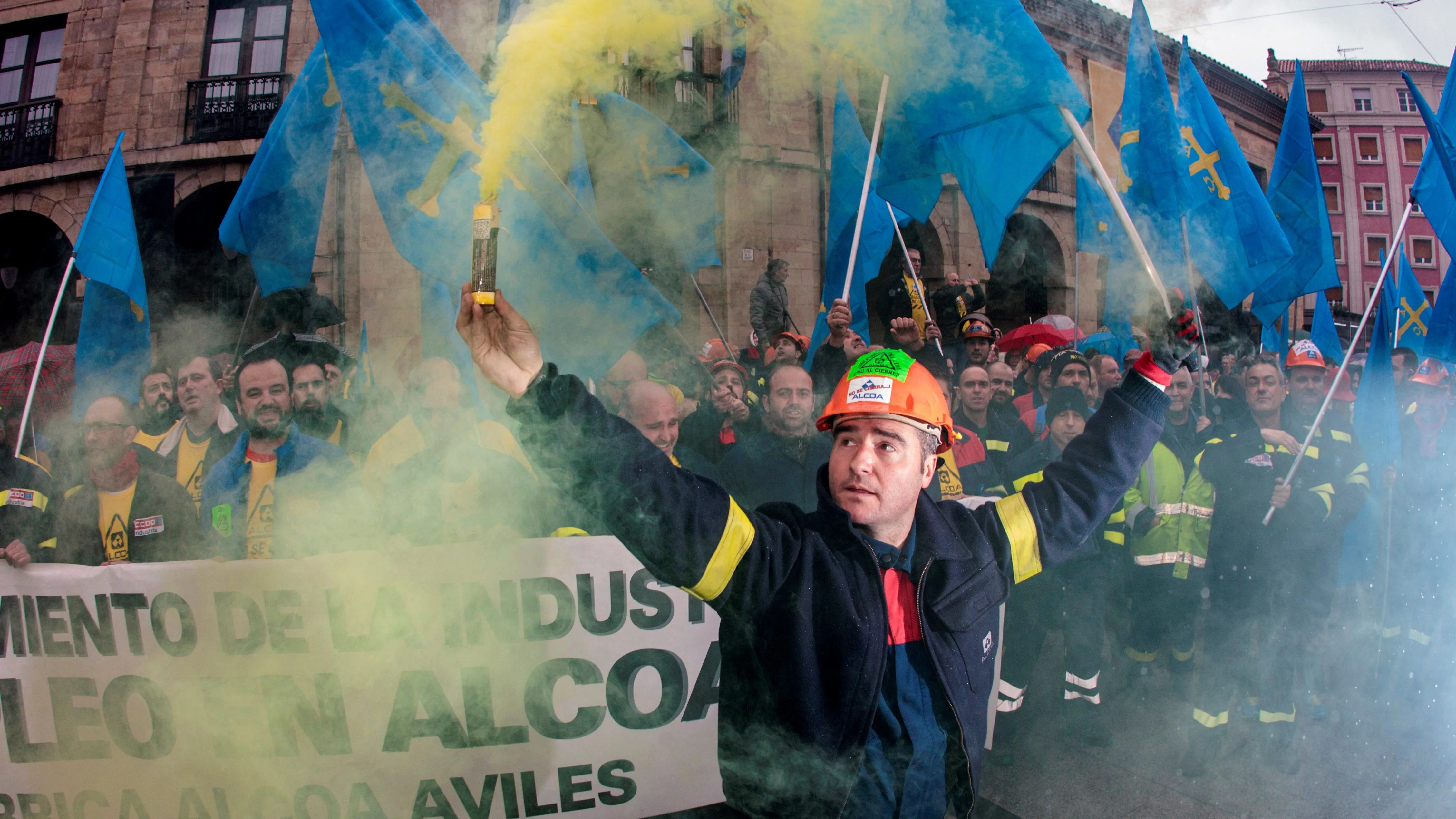 Trabajadores de Alcoa concentrados en la plaza de España de la Avilés.