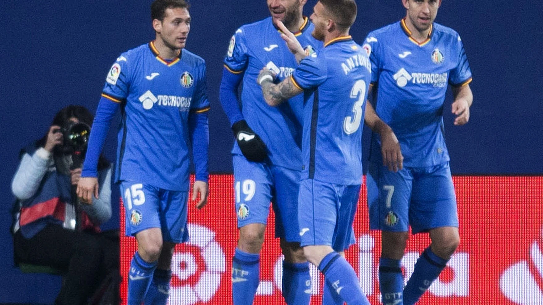 Los jugadores del Getafe celebran el gol de Jorge Molina contra el Villarreal