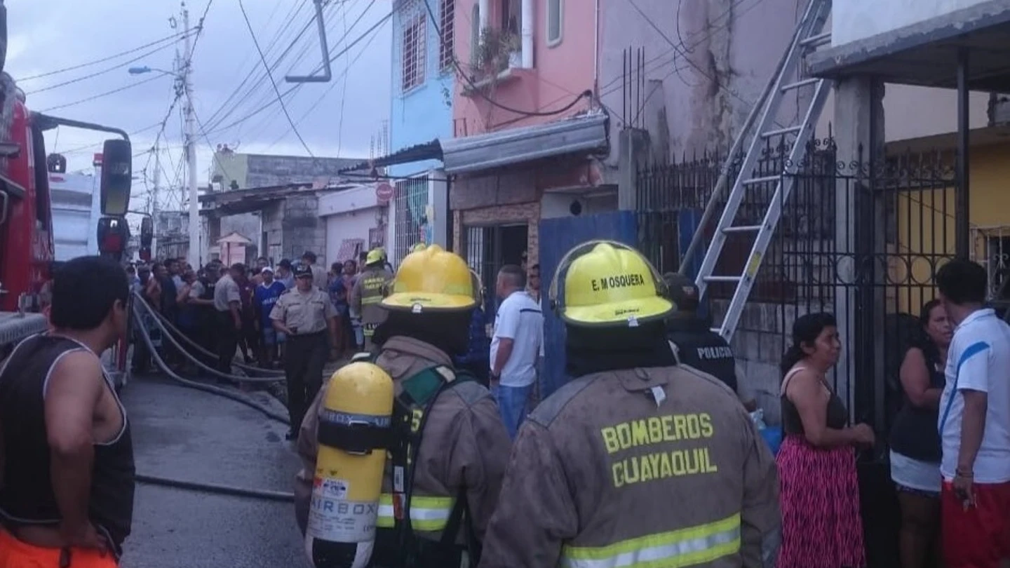 Bomberos en el exterior del lugar del incendio Bomberos en el exterior del lugar del incendio