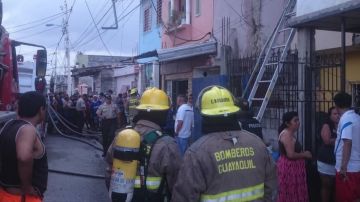 Bomberos en el exterior del lugar del incendio