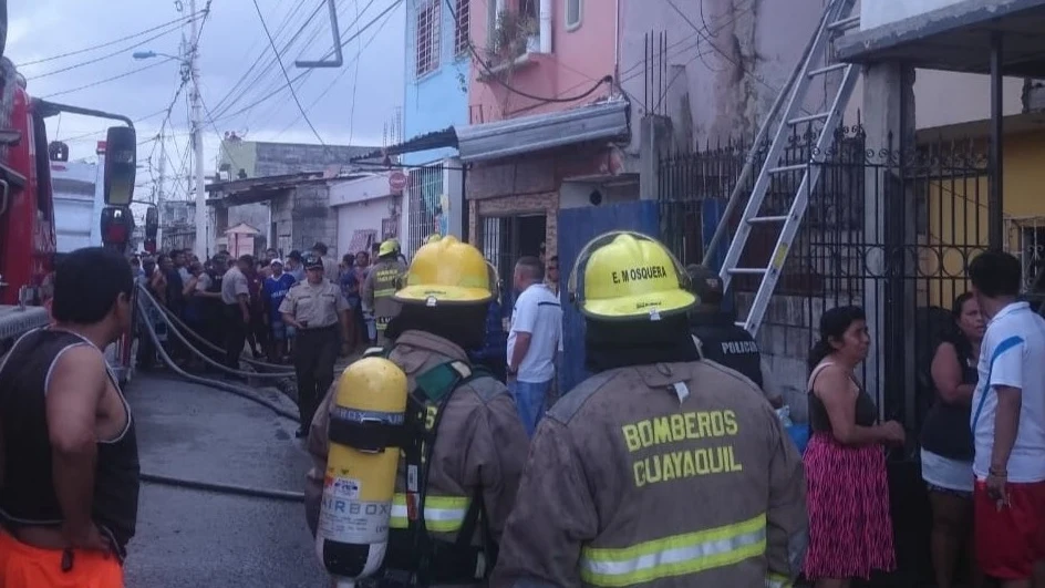 Bomberos en el exterior del lugar del incendio