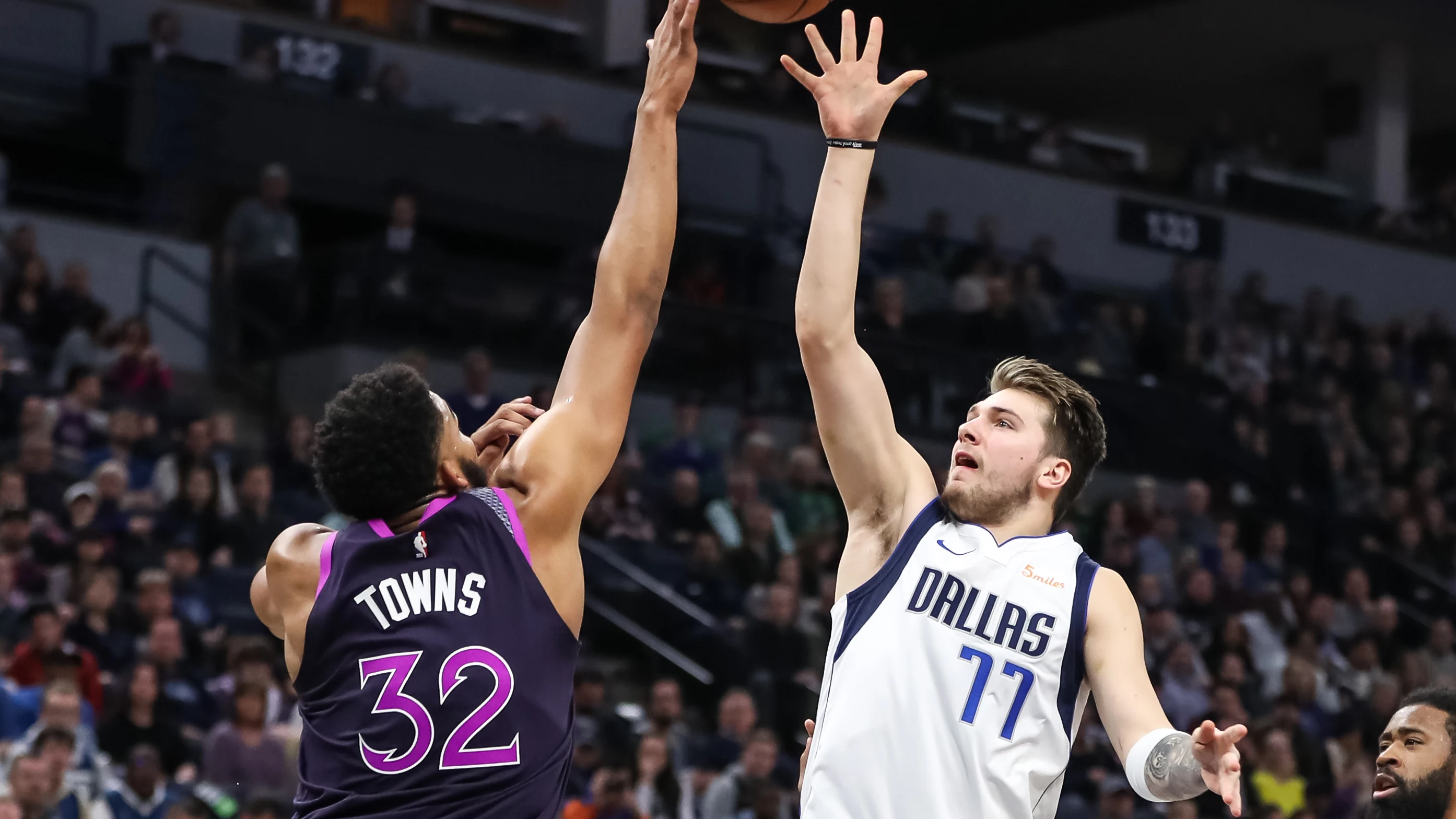 Doncic lanza una 'bomba' por encima de Karl-Anthony Towns