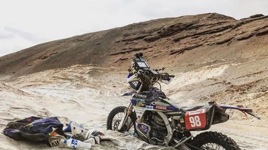 La moto de Sara García, atrapada en las dunas La moto de Sara García, atrapada en las dunas