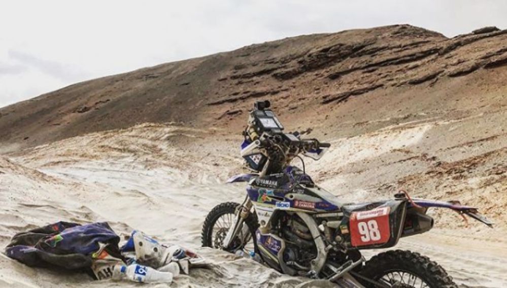 La moto de Sara García, atrapada en las dunas
