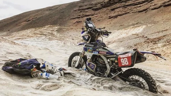 La moto de Sara García, atrapada en las dunas