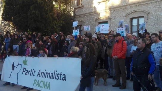 Imagen de la manifestación en Tarragona por la muerte de un perro por un disparo policial Imagen de la manifestación en Tarragona por la muerte de un perro por un disparo policial