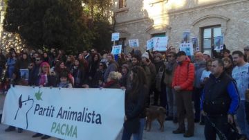 Imagen de la manifestación en Tarragona por la muerte de un perro por un disparo policial