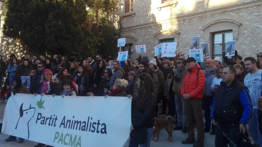 Imagen de la manifestación en Tarragona por la muerte de un perro por un disparo policial