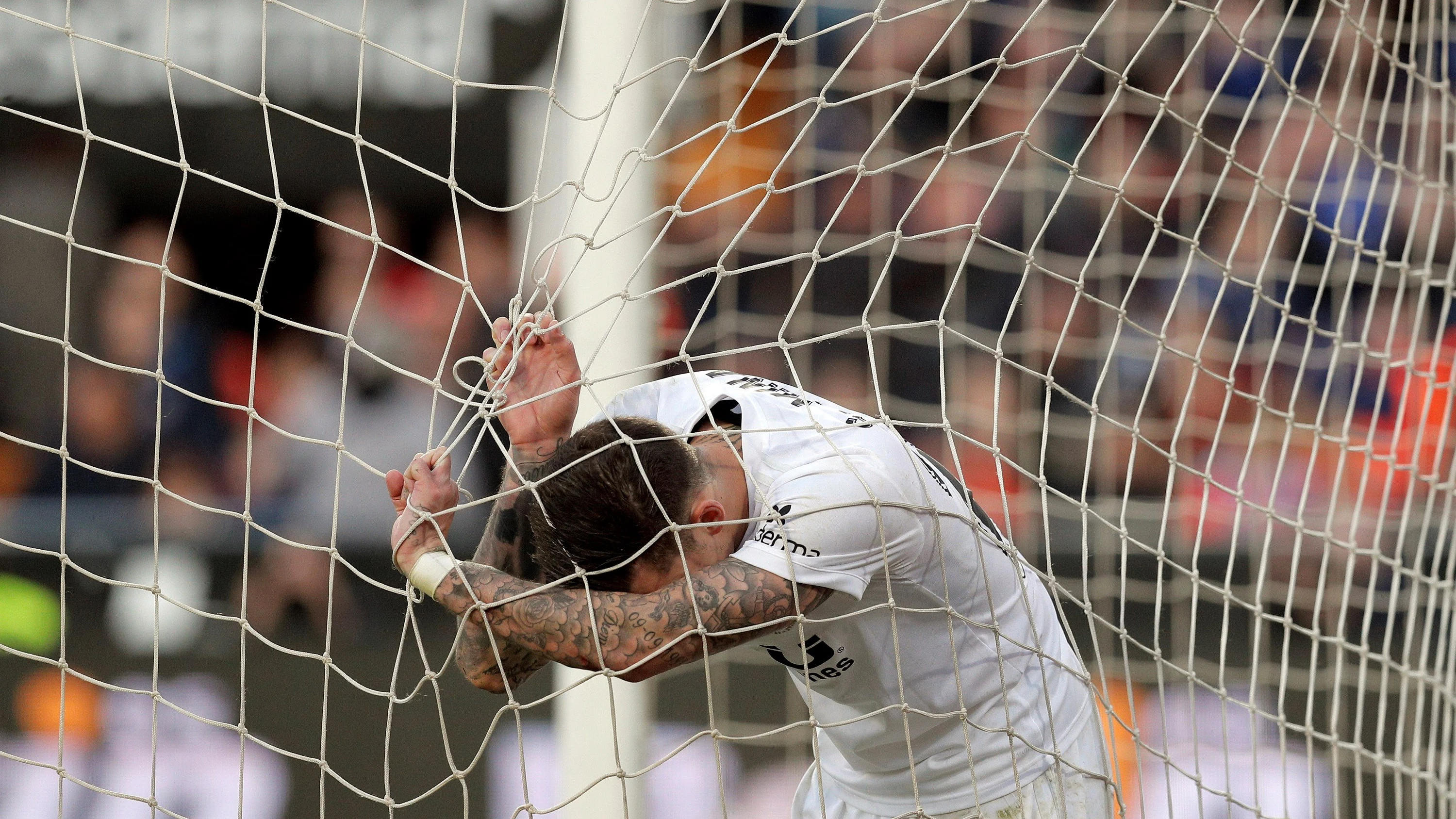 Santi Mina se desespera en el partido contra el Valladolid