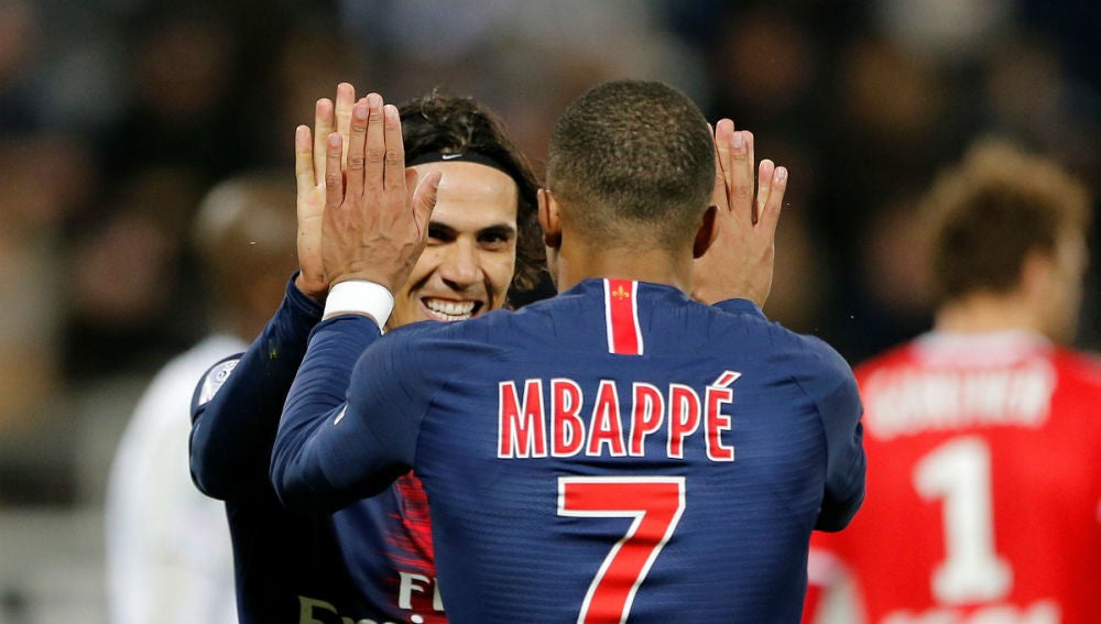 Mbappe y Cavani celebran un gol