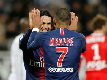 Mbappe y Cavani celebran un gol Mbappe y Cavani celebran un gol