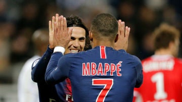 Mbappe y Cavani celebran un gol